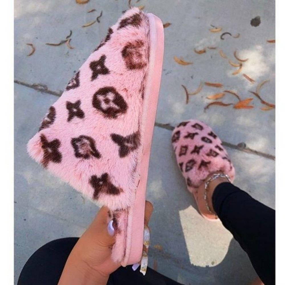 “Luxury” Faux Fur House Slippers in Pink - Picture 6 of 9